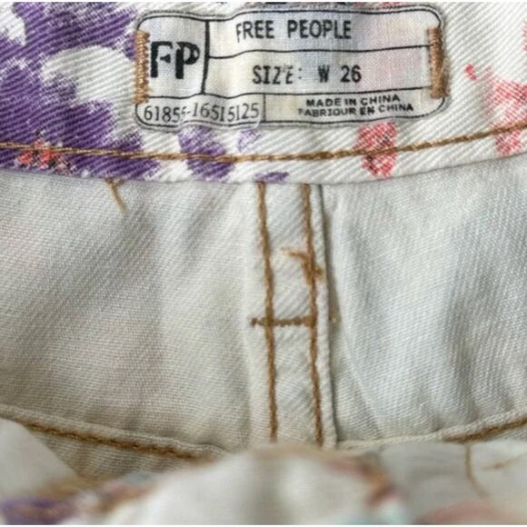 Free People Floral Denim Distressed Shorts Sz 26 - Picture 3 of 4